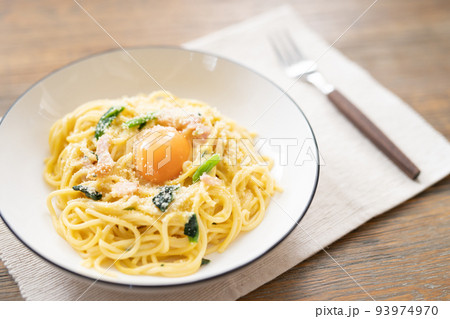 シンプルなカルボナーラパスタ シンプルなカルボナーラパスタ 93974970
