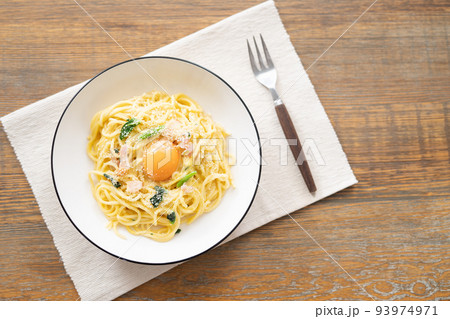 シンプルなカルボナーラパスタ シンプルなカルボナーラパスタ 93974971