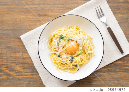 シンプルなカルボナーラパスタ 93974975