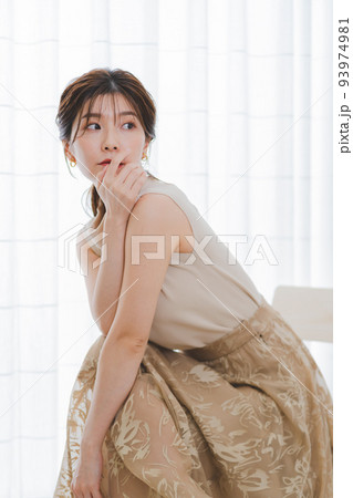 椅子に座る若い女性 93974981
