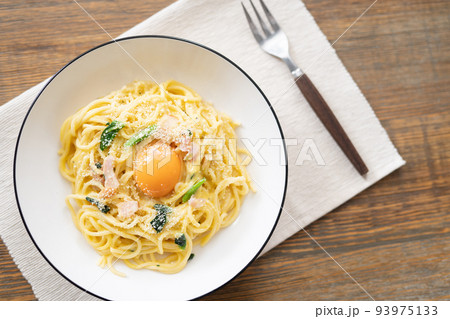 シンプルなカルボナーラパスタ 93975133