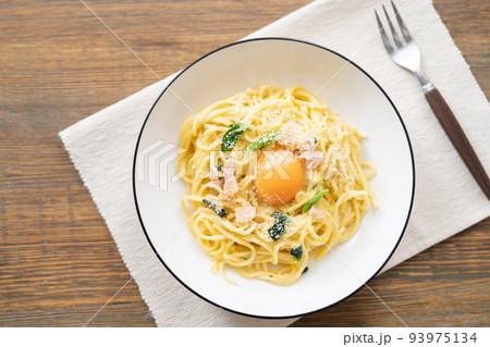 シンプルなカルボナーラパスタ シンプルなカルボナーラパスタ 93975134