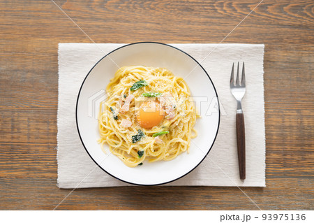 シンプルなカルボナーラパスタ シンプルなカルボナーラパスタ 93975136