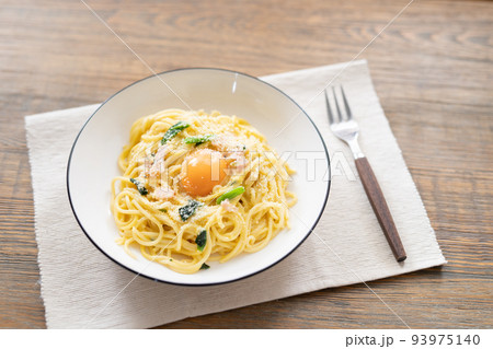 シンプルなカルボナーラパスタ シンプルなカルボナーラパスタ 93975140