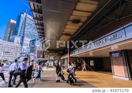 日本の東京都市景観 新橋駅・リニューアルされた銀座口。左奥にはゆりかもめ新橋駅や汐留が見える 日本の東京都市景観 新橋駅・リニューアルされた銀座口。左奥にはゆりかもめ新橋駅や汐留が見える 93975170