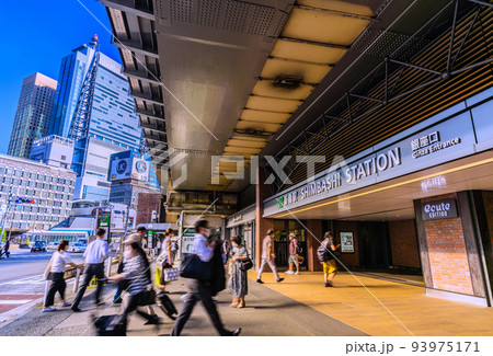 日本の東京都市景観 新橋駅・リニューアルされた銀座口。左奥にはゆりかもめ新橋駅や汐留が見える 日本の東京都市景観 新橋駅・リニューアルされた銀座口。左奥にはゆりかもめ新橋駅や汐留が見える 93975171
