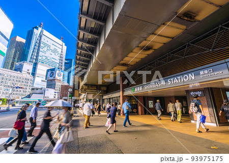 日本の東京都市景観 新橋駅・リニューアルされた銀座口。左奥にはゆりかもめ新橋駅や汐留が見える 日本の東京都市景観 新橋駅・リニューアルされた銀座口。左奥にはゆりかもめ新橋駅や汐留が見える 93975175