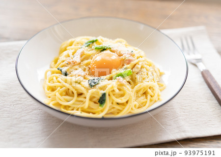 シンプルなカルボナーラパスタ シンプルなカルボナーラパスタ 93975191