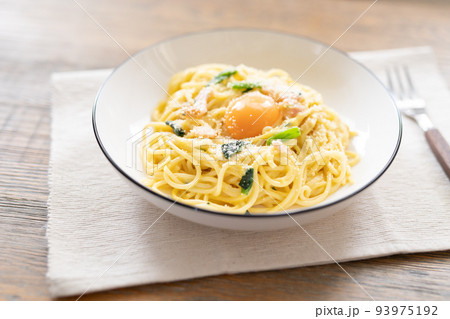 シンプルなカルボナーラパスタ シンプルなカルボナーラパスタ 93975192