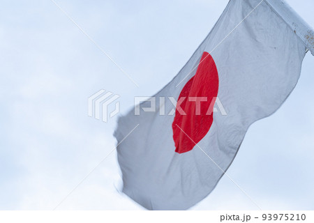 風に揺れる日の丸 93975210