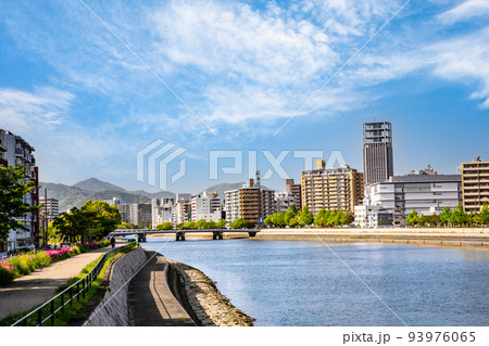 羽衣町の南大橋付近から、市内中心部方向の市街地風景です。リバーサイドにビル街が続きます。 93976065