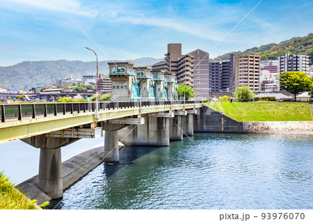 太田川放水路と本川の分流点の大芝水門風景です。牛田新町のマンションが見えます。明るい雰囲気をどうぞ。 太田川放水路と本川の分流点の大芝水門風景です。牛田新町のマンションが見えます。明るい雰囲気をどうぞ。 93976070
