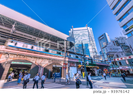 日本の東京都市景観 新橋駅(烏森口)や飲み屋街の新橋西口通りなどをの望む(奥に汐留のビル群) 日本の東京都市景観 新橋駅(烏森口)や飲み屋街の新橋西口通りなどをの望む(奥に汐留のビル群) 93976142