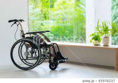 緑の見える部屋と車椅子　介護施設 93976237