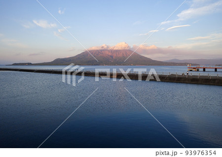 長水路から見る桜島の夕景 長水路から見る桜島の夕景 93976354
