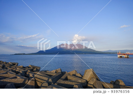 長水路から見る桜島の夕景 長水路から見る桜島の夕景 93976356
