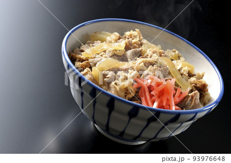 紅生姜が乗っているシンプルで熱々な牛丼を黒背景で撮影 93976648