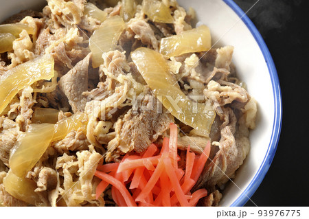 紅生姜が乗っているシンプルで熱々な牛丼を黒背景で俯瞰撮影 紅生姜が乗っているシンプルで熱々な牛丼を黒背景で俯瞰撮影 93976775