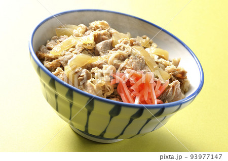 紅生姜が乗っているシンプル熱々牛丼 紅生姜が乗っているシンプル熱々牛丼 93977147