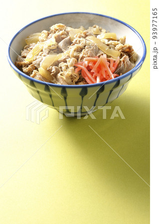 紅生姜が乗っているシンプル熱々牛丼 93977165