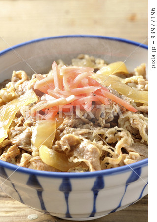 紅生姜が乗っているシンプル熱々牛丼 93977196