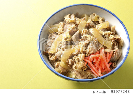 紅生姜が乗っている熱々牛丼を俯瞰で撮影 93977248