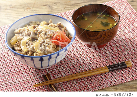紅生姜が乗っている熱々な牛丼と熱々味噌汁 紅生姜が乗っている熱々な牛丼と熱々味噌汁 93977307