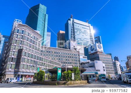 日本の東京都市景観 9月。ゆりかもめ新橋駅などを望む 93977582