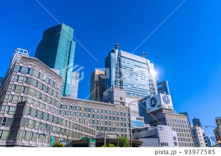 日本の東京都市景観 9月。ゆりかもめ新橋駅などを望む。画面右下にはレンガ壁に緑色の新橋駅の文字が… 93977585