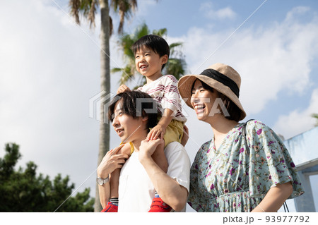 夏の家族旅行・ファミリーイメージ 夏の家族旅行・ファミリーイメージ 93977792