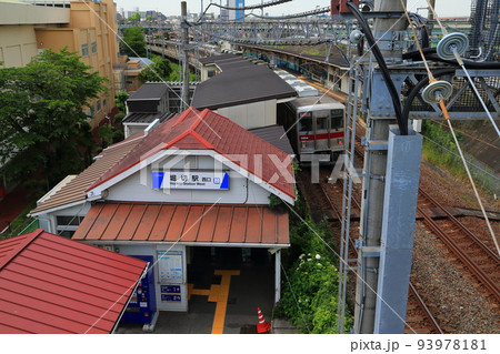 荒川沿いを走る鉄道と三角屋根のレトロな駅舎 93978181