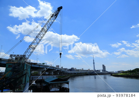 隅田川にある唯一の造船所とクレーン 隅田川にある唯一の造船所とクレーン 93978184