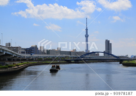 隅田川を遡上するタグボートと東京スカイツリー 93978187