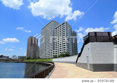 足立区を流れる隅田川と高層マンション群 93978188