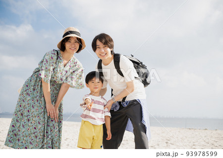 夏の家族旅行・砂浜を歩くファミリーイメージ 夏の家族旅行・砂浜を歩くファミリーイメージ 93978599