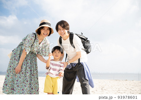 夏の家族旅行・砂浜を歩くファミリーイメージ 夏の家族旅行・砂浜を歩くファミリーイメージ 93978601