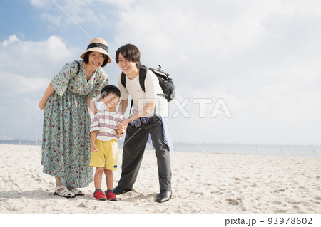 夏の家族旅行・砂浜を歩くファミリーイメージ 夏の家族旅行・砂浜を歩くファミリーイメージ 93978602
