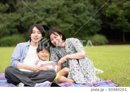 公園でレジャーシートに座るファミリーイメージ 公園でレジャーシートに座るファミリーイメージ 93980201