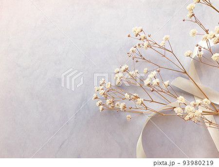 シャビ―シックー青地にカスミソウのドライフラワーとリボン 93980219