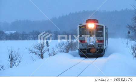 早朝の無人駅にやってくる列車 93982570