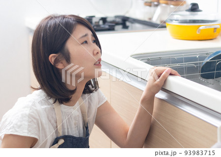 料理中につわりで苦しむ女性 料理中につわりで苦しむ女性 93983715