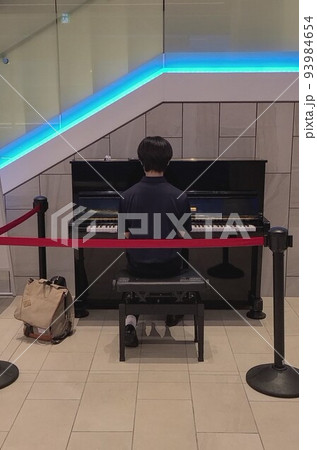 諫早駅ストリートピアノ 93984654