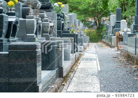 日本で撮影したお墓の写真。お墓参りのイメージ。 93984723