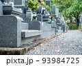 日本で撮影したお墓の写真。お墓参りのイメージ。 93984725