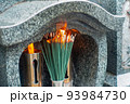日本で撮影したお墓の写真。お墓参りのイメージ。 93984730