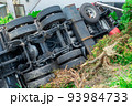 事故を起こして転落したトラックの写真。 93984733
