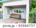 日本で撮影したバス停の待合所の写真。 93984737