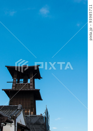 時の鐘　川越　日本　江戸の街並み　観光地　背景素材　青空と鐘　旅の思い出 93985711