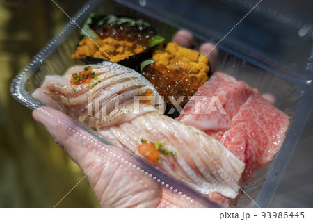 山口県下関市の唐戸市場で食べる寿司 93986445