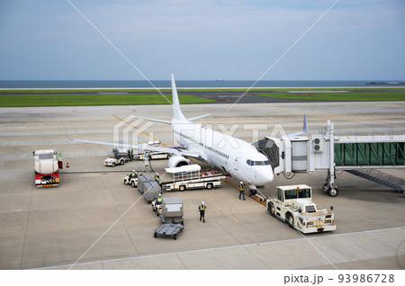 空港で離陸準備をしている旅客機 空港で離陸準備をしている旅客機 93986728